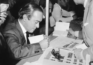 Em noite de autógrafos no I Festival de Cultura Popular, promovido pelo CP da UNE em 1962
