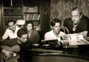Na casa e Lúcia Proença, com Tom Jobim ao piano, Baden Powell ao violão e, ao fundo, os atores Ivan Albuquerque e Isabel Ribeiro