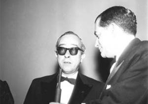 Dando una entrevista en Cannes, 1959.