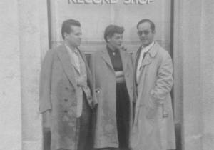 Em Los Angeles, com Nesuhi Ertgun e uma amiga, na porta de sua loja de discos preferida em Los Angeles, The Jazzmen Record Shop