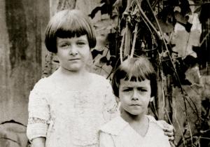 Vinicius con su hermana Lygia, alrededor de 1917.