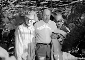Con Burle Marx y Pablo Neruda, Barra de Guaratiba, 1968.