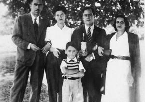 Con su esposa Tati y la familia de Rubem Braga.
